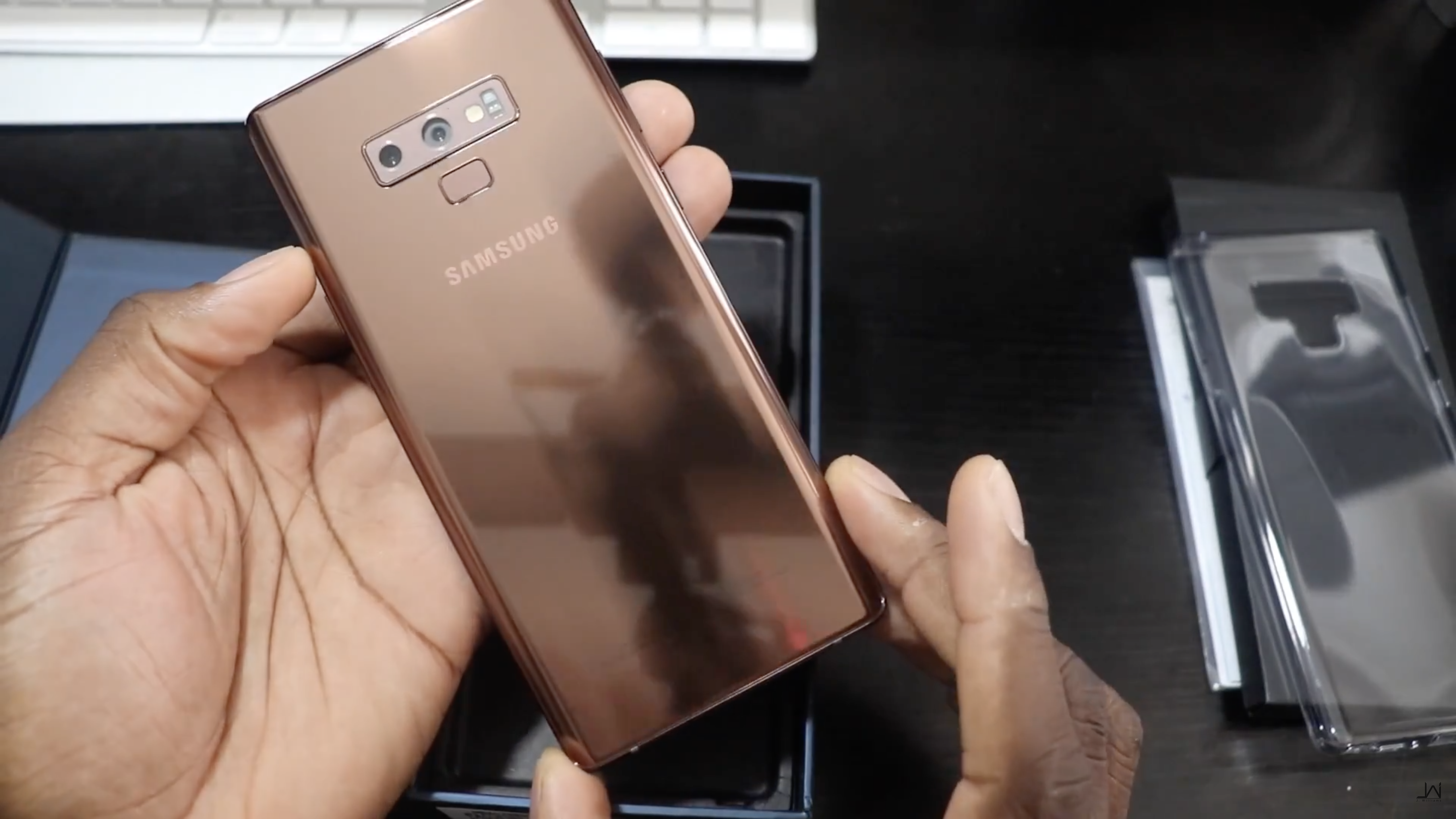 Версии note 9. Samsung Galaxy Note 9 бронзовый. Samsung Galaxy Note 9 Brown (2 SIM). Galaxy Note 9 бронза и белый рядом. Copper 9.